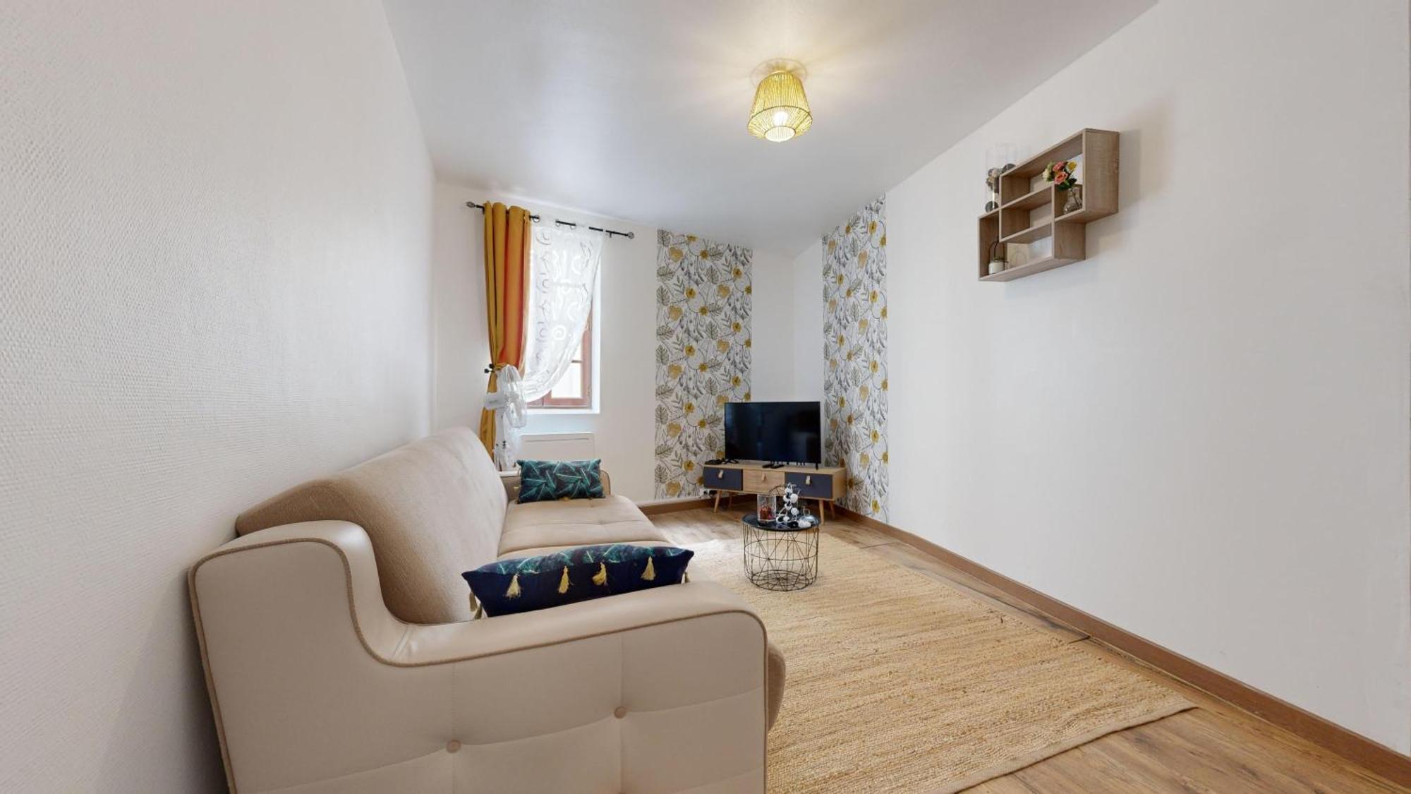 Standing Apartment Tulle